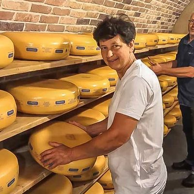 Landwinkel Vanelly man en vrouw draaien kaas
